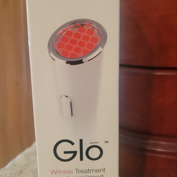 Glo Wrinkle Treatment Device - Picture 1 of 3